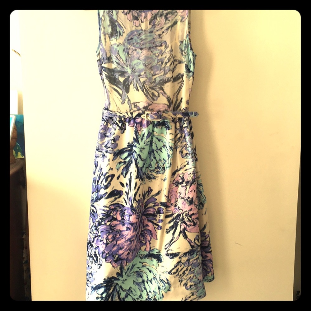 Adorable mid-length dress with bold floral pattern